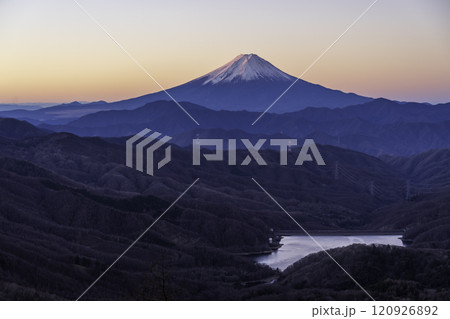 冬の大菩薩嶺から夜明けの富士山 冬の大菩薩嶺から夜明けの富士山 120926892