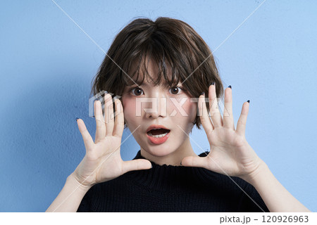 手を口に添えるショートカットの女性 120926963