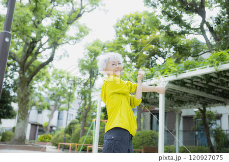 スポーツウェアのシニア女性 120927075