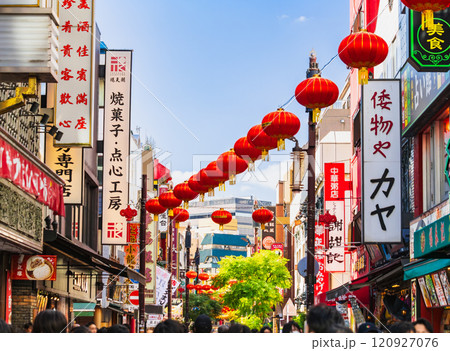 週末の横浜中華街 120927076