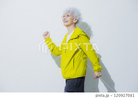 スポーツウェアのシニア女性 スポーツウェアのシニア女性 120927081