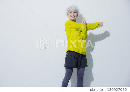 スポーツウェアのシニア女性 120927086