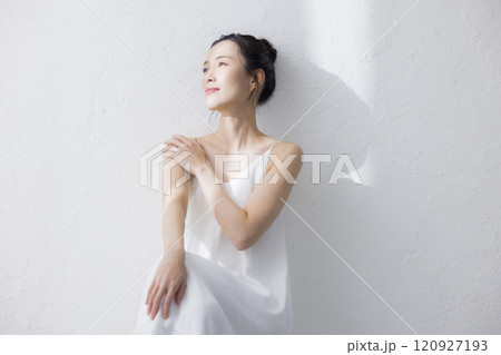 若い女性のボディケア 若い女性のボディケア 120927193