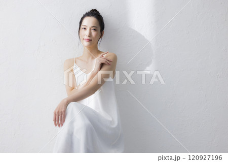 若い女性のボディケア　　　 120927196