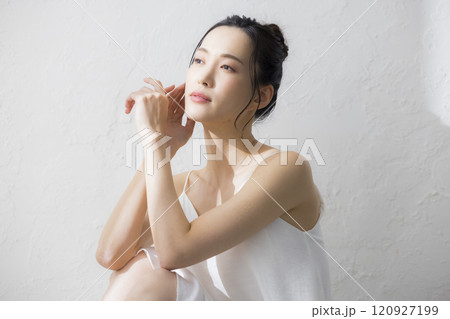 若い女性のボディケア　　　 120927199