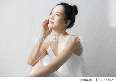 若い女性のボディケア　　　 120927202