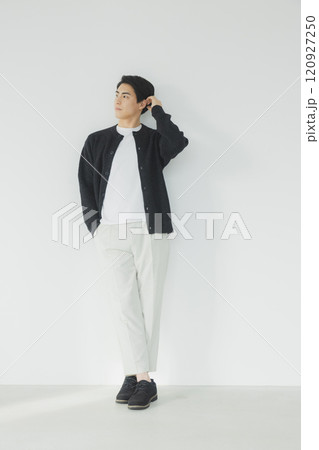 カジュアルな服装のビジネスマン カジュアルな服装のビジネスマン 120927250