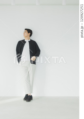 カジュアルな服装のビジネスマン 120927251