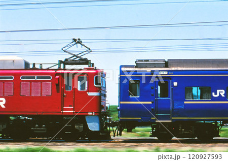 東北本線を走る寝台特急北斗星号 120927593