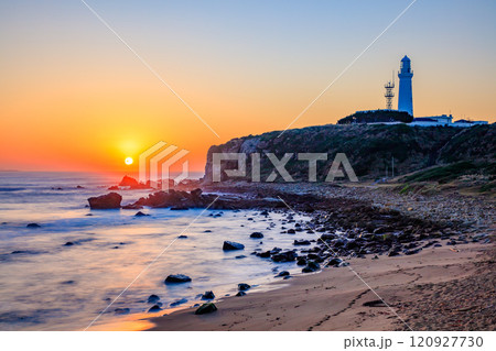 秋の犬吠埼灯台と日本一早い日の出　千葉県銚子市 120927730