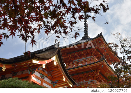 秋の音羽山清水寺　三重塔と西門【重文】 120927795