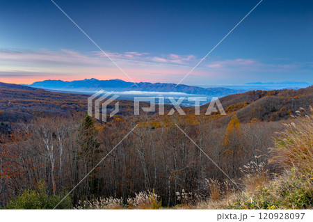 長野県茅野市北山　ビーナスラインスズラン峠付近の女の神展望台より朝焼け空と蓼科の紅葉の景色 120928097