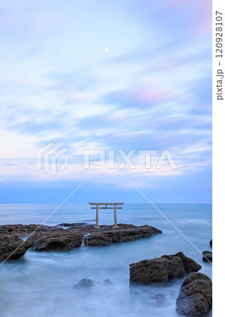 夕暮れ時の秋の神磯の鳥居 満潮時 茨城県大洗町 夕暮れ時の秋の神磯の鳥居 満潮時 茨城県大洗町 120928107