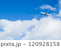 飛び立つ旅客機 120928158