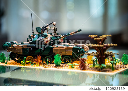 plastic toy model of modern Russian armored battle tank T-90 of RF military force, building block construction set 120928189