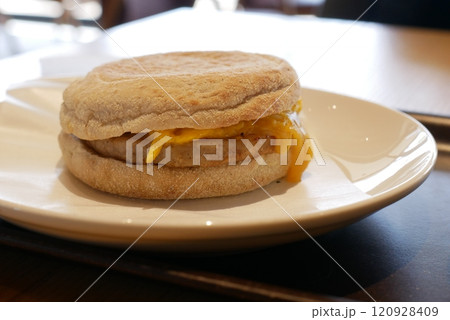 チーズとパティをサンドしたマフィン 120928409