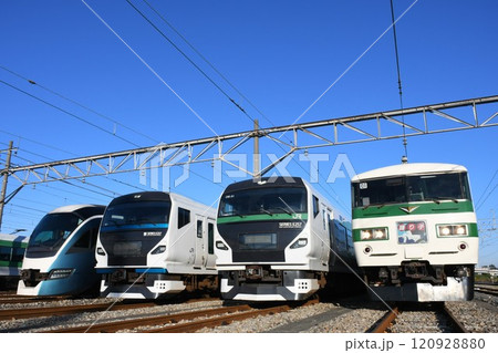 東大宮で並ぶ特急車両（E261系・E257系2000番台・E257系5000番台・185系） 120928880