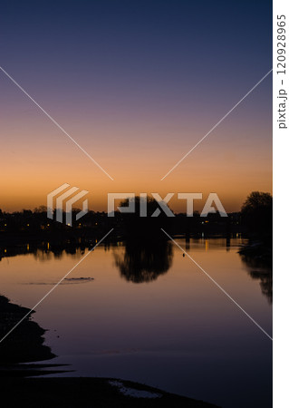 夜明け前の朝焼けが映るテームズ川と冬の枝木と街灯が並ぶ街並み　ロンドン郊外のキュー・ブリッジにて 120928965