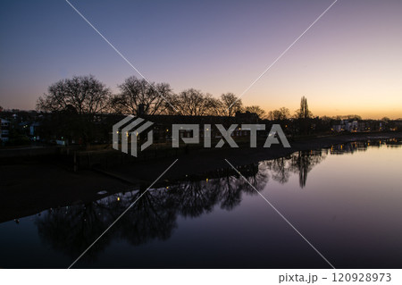 夜明け前の朝焼けが映るテームズ川と冬の枝木と街灯が並ぶ街並み　ロンドン郊外のキュー・ブリッジにて 120928973