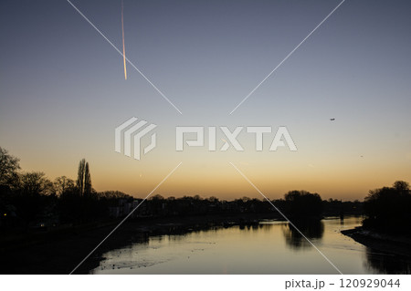 夜明け前の朝焼けが映るテームズ川と冬の枝木と街灯が並ぶ街並み ロンドン郊外のキュー・ブリッジにて 夜明け前の朝焼けが映るテームズ川と冬の枝木と街灯が並ぶ街並み ロンドン郊外のキュー・ブリッジにて 120929044