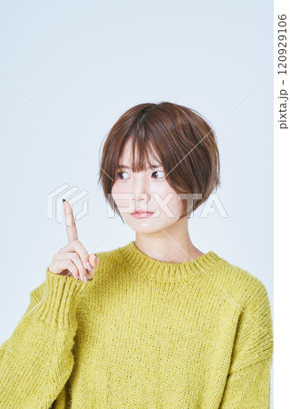 人差し指を立てるショートカットの女性 120929106
