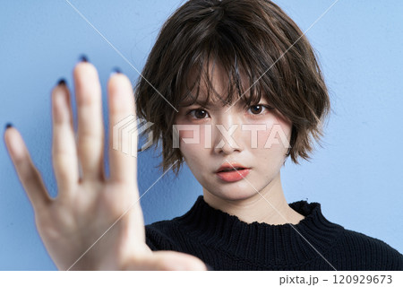 拒絶のポーズをするショートカットの女性 120929673