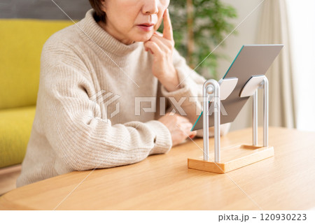 冬の昼間の部屋でスキンケアをするミドル〜シニア女性 120930223