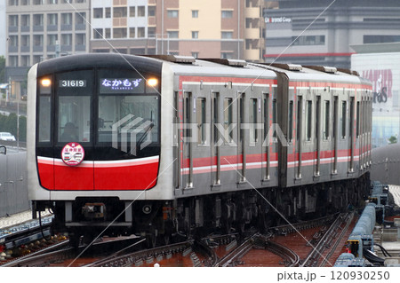 箕面萱野駅に到着する大阪メトロ御堂筋線30000系電車（北大阪急行延伸HM） 120930250