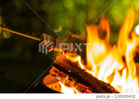 燃えるベーコン 120930432