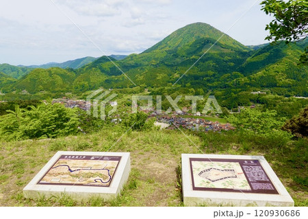 津和野の山頂にある津和野城跡・出丸から市街地を見下ろした風景 島根県鹿足郡津和野町 津和野の山頂にある津和野城跡・出丸から市街地を見下ろした風景 島根県鹿足郡津和野町 120930686