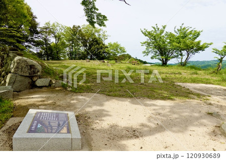 津和野の市街地を見下ろす山の頂にある津和野城跡・出丸の風景　島根県鹿足郡津和野町 120930689