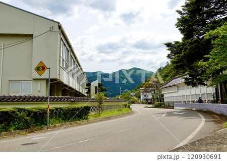 津和野城山公園と県立津和野高校の間の県道13号・萩津和野線の南方向を見た風景 島根県鹿足郡津和野町 津和野城山公園と県立津和野高校の間の県道13号・萩津和野線の南方向を見た風景 島根県鹿足郡津和野町 120930691