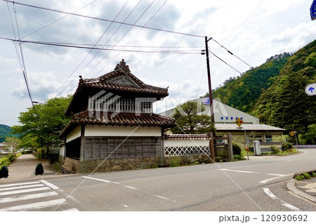 津和野川の御幸橋(みゆきはし)のたもとから津和野城跡 馬場先櫓を見た風景 津和野川の御幸橋(みゆきはし)のたもとから津和野城跡 馬場先櫓を見た風景 120930692
