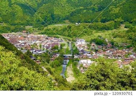 津和野の山頂にある津和野城跡・出丸から市街地を見下ろした風景 島根県鹿足郡津和野町 津和野の山頂にある津和野城跡・出丸から市街地を見下ろした風景 島根県鹿足郡津和野町 120930701