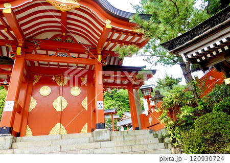 太鼓谷稲荷神社の表参道 神門の風景　島根県鹿足郡津和野町 120930724