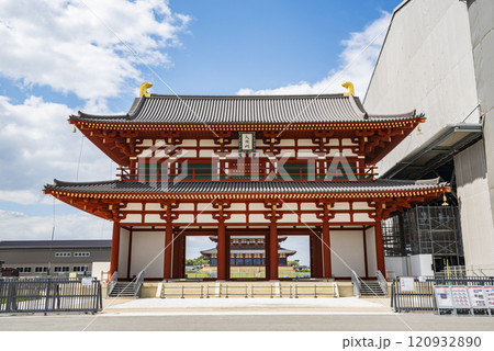 世界遺産・大極門(第一次大極殿院 南門)　奈良県奈良市国営平城宮跡歴史公園 120932890