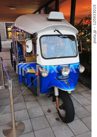 青が基調のトゥクトゥク 小回りの利く三輪タクシーでのどかな観光 青が基調のトゥクトゥク 小回りの利く三輪タクシーでのどかな観光 120933019