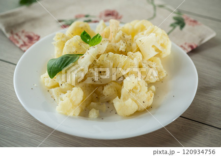 Diet cauliflower steamed with spices 120934756