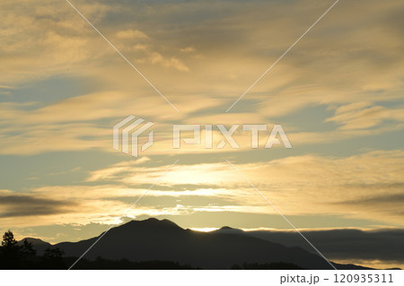 北杜市白州町から見る、茅ヶ岳、日の出直前の空の色。 北杜市白州町から見る、茅ヶ岳、日の出直前の空の色。 120935311