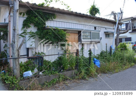 空き家になった日本の住宅 120935899