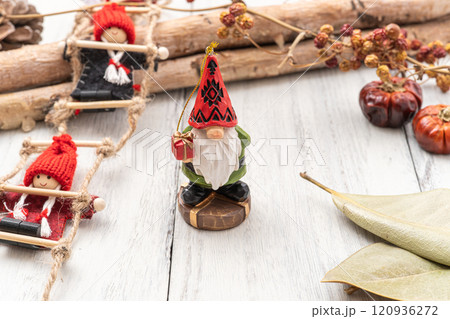 赤い帽子のクリスマスイメージ 120936272