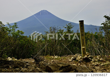 御坂山地の節刀ヶ岳山頂より初夏の頃の富士山を望む 御坂山地の節刀ヶ岳山頂より初夏の頃の富士山を望む 120936817