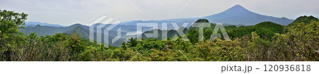 御坂山地の節刀ヶ岳山頂より初夏の頃の富士山と緑の山地と河口湖を望むパノラマ 120936818