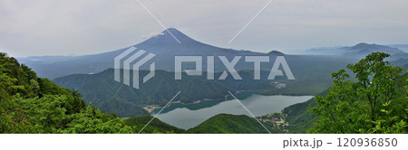 御坂山地の十二ヶ岳山頂より望む富士山と西湖のパノラマ 御坂山地の十二ヶ岳山頂より望む富士山と西湖のパノラマ 120936850