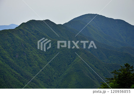 御坂山地の十二ヶ岳より破風山と黒岳 120936855
