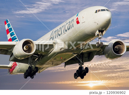 アメリカン航空ボーイング777離陸上昇 120936902