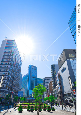 【東京都】5月・新橋駅周辺のビル街《405号線》新虎通り 【東京都】5月・新橋駅周辺のビル街《405号線》新虎通り 120936910