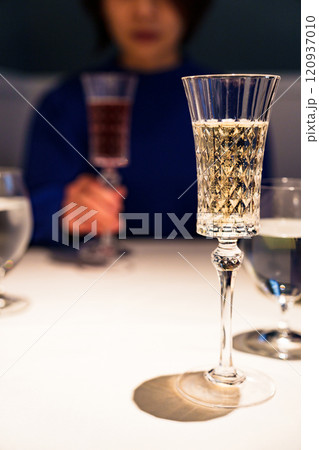 デート で シャンパン で 乾杯 【 婚活 の イメージ 】 120937010