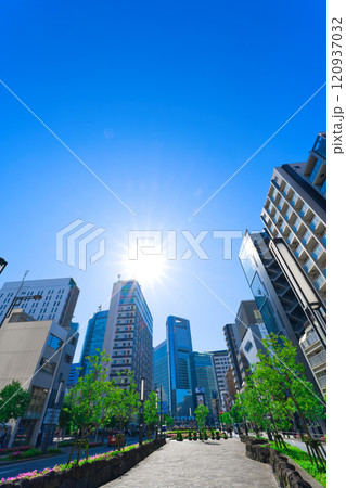 【東京都】5月・新橋駅周辺のビル街《405号線》新虎通り 【東京都】5月・新橋駅周辺のビル街《405号線》新虎通り 120937032