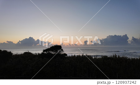 早朝の海に映えるシルエット 120937242